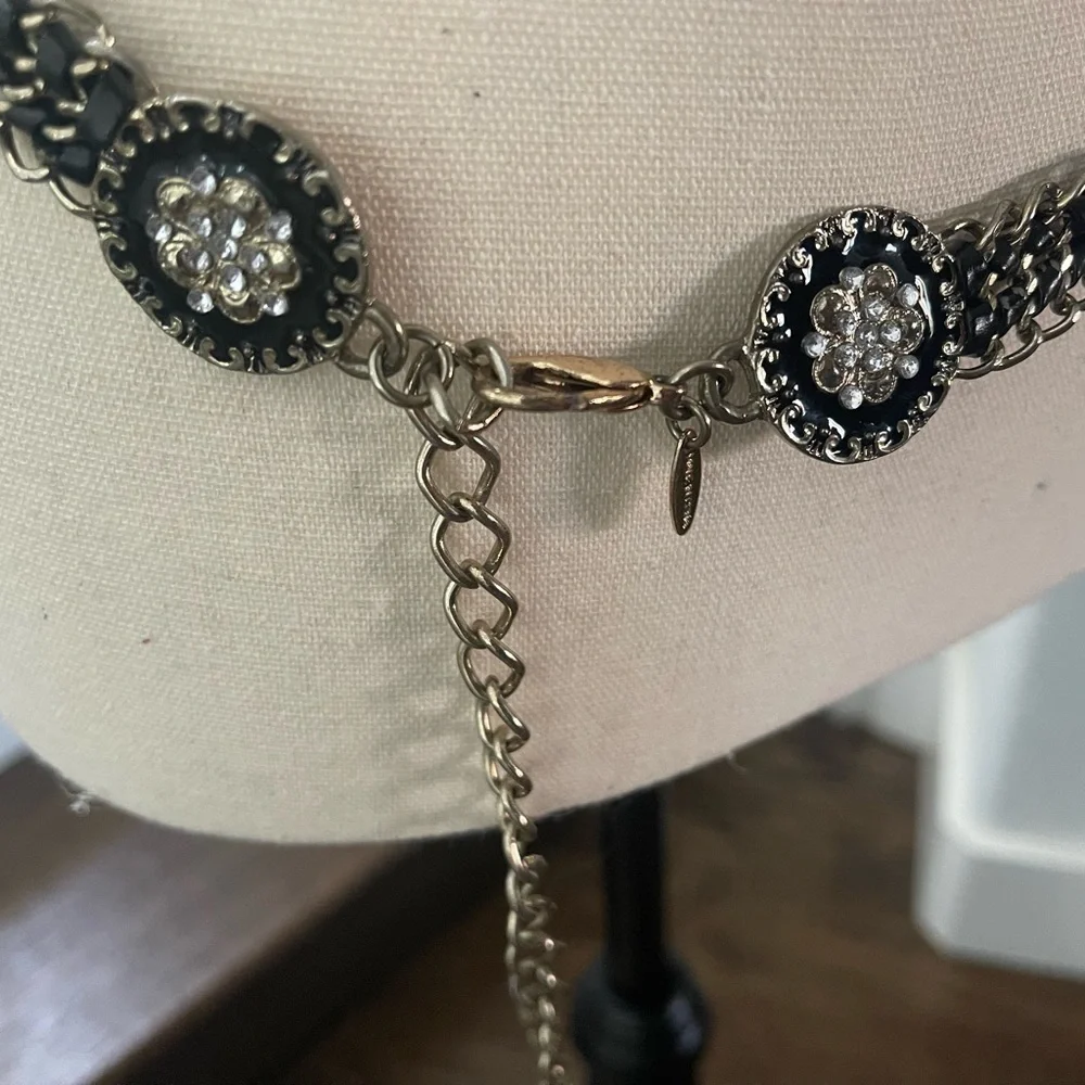 Woman Gold and Black Metal Belt Karmaband - Picture 2 of 9
